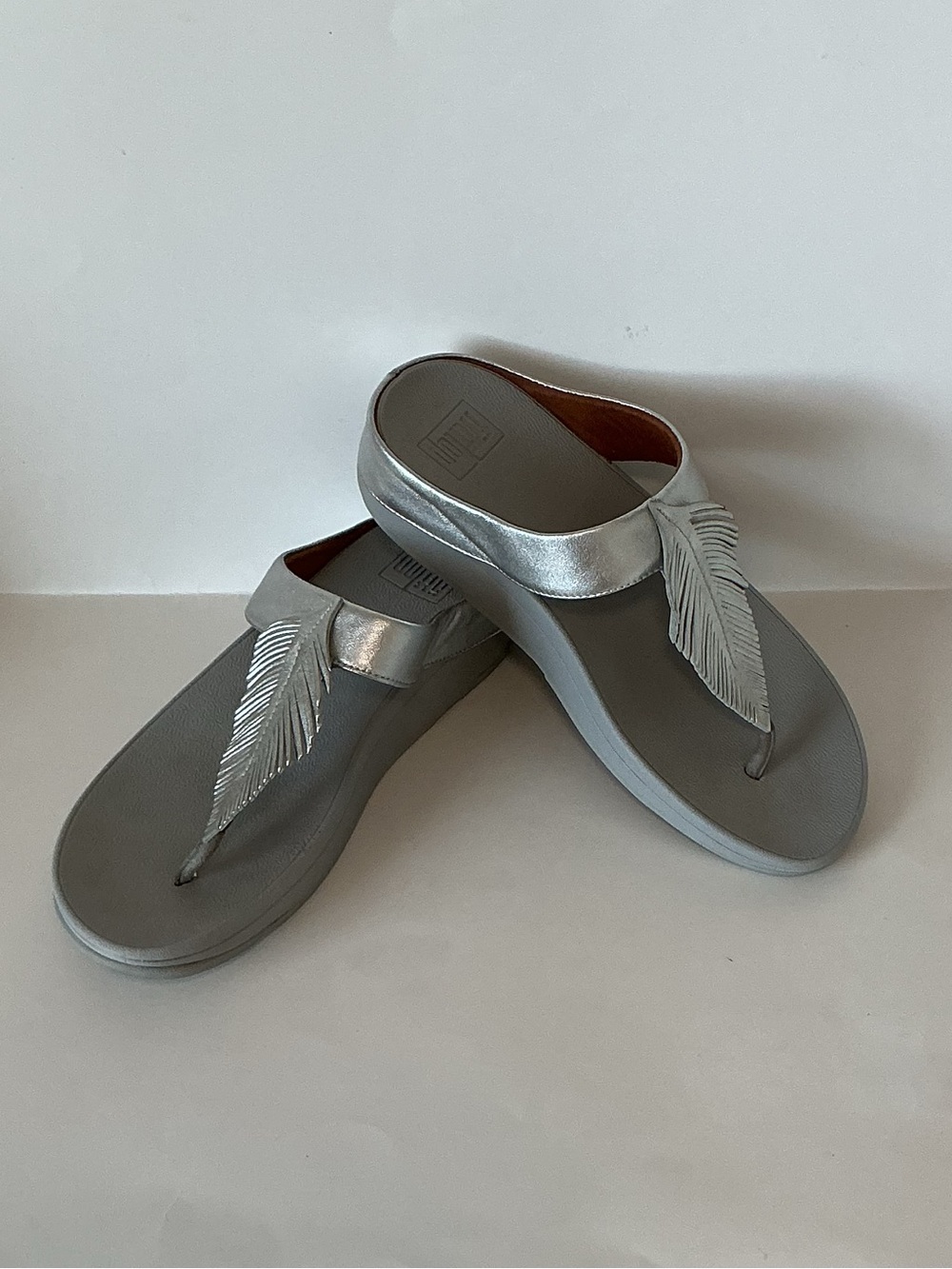FitFlop - Women's FINO Feather Toe Post Sandals, Silver Metallic, 8